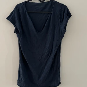 Zadig & Voltaire - Marinblå t-shirt från Zadig & Voltaire i storlek S Aldrig använd .