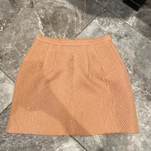 Rosa kjol  - En sååå fin kjol från hm. Använd endast två gånger. Säljer pga stor garderobrensning. Kika gärna på mina andra annonser, säljer mycket:)