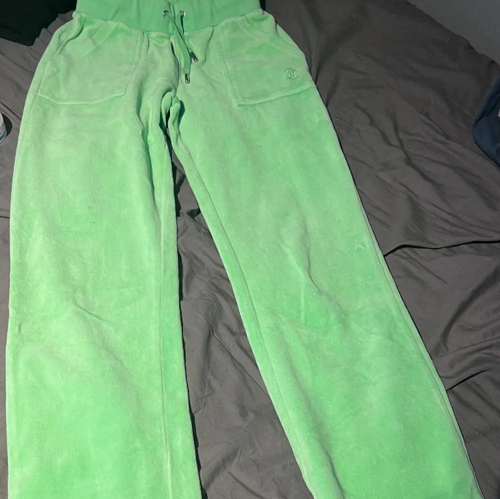 juicy byxor lime grön storlek xs i väldigt bra skick hör av er vid intresse. Jeans & Byxor.