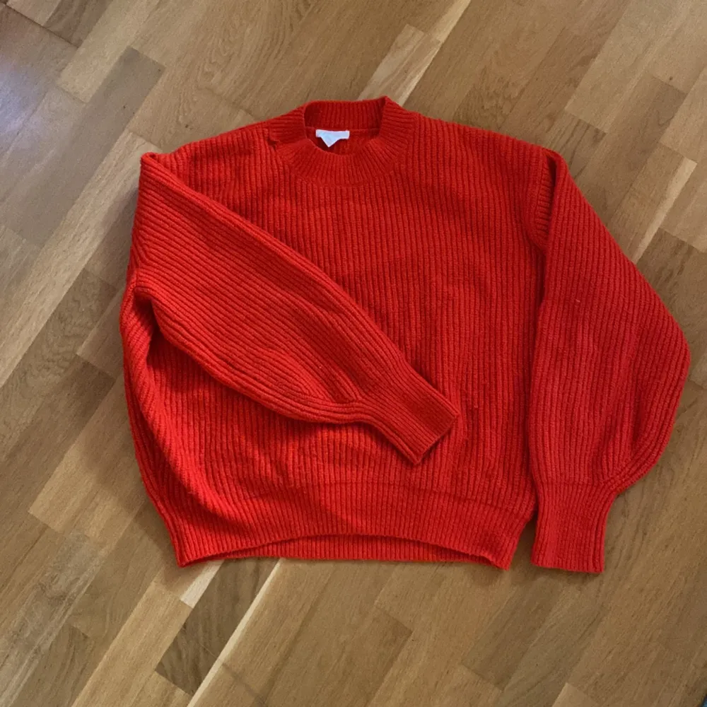 Stickad tröja från H&M , röd  Använt skick , litet hål (se bild )  Storlek S. Stickat.