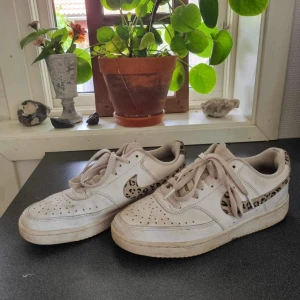 Nike sneakers - Säljer mina fina Nike skor med leopard mönster på Nike märket. Tvättas innan försäljningen självklart. Använda cirka max 5 ggr. 🤍 (Lägger upp igen) 