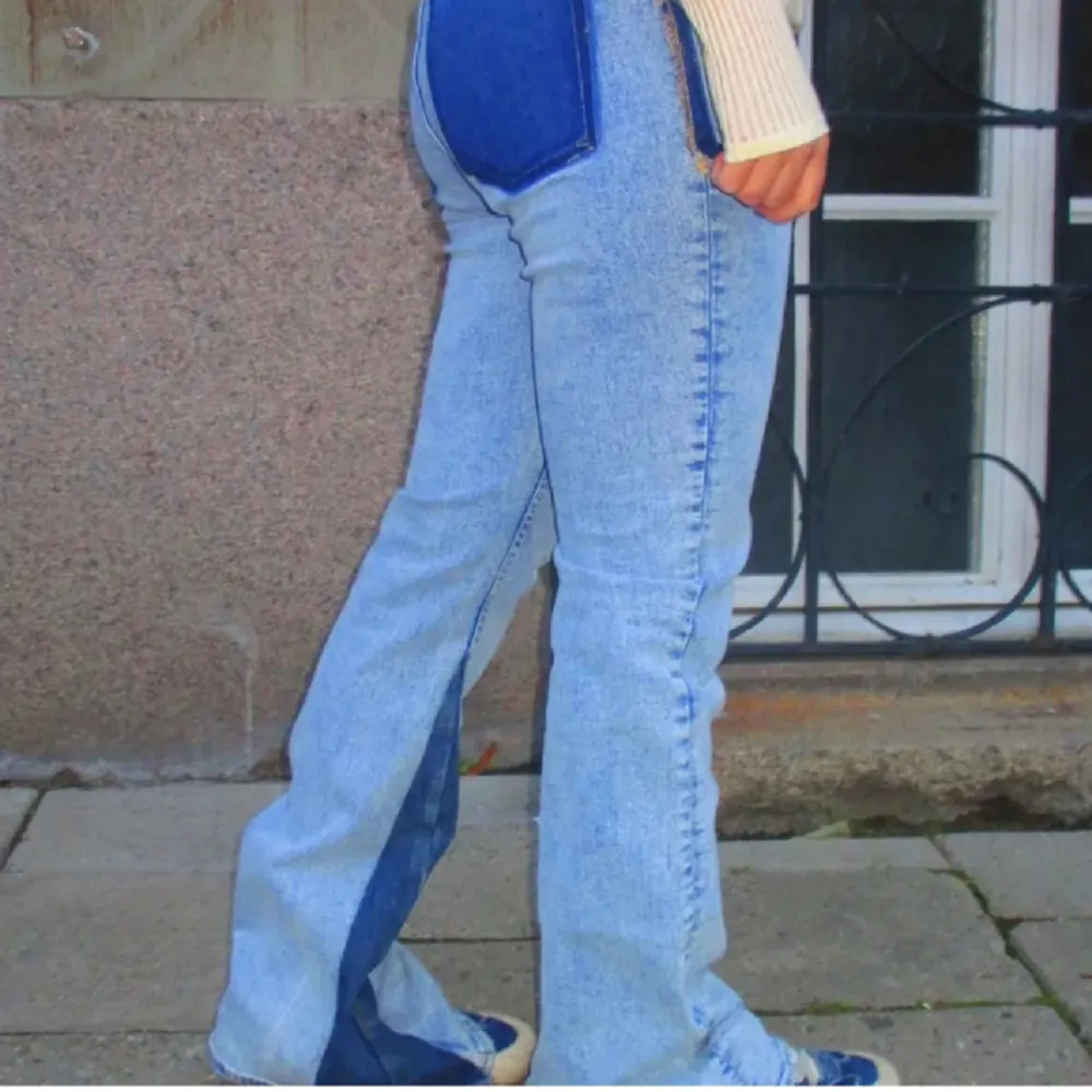VÄRLDENS coolaste jeans!!!!!!!!!  Lågmidjade bootcut jeans med detaljer från OUI Sthlm. Jeansen är i storlek 40 men jag har normalt storlek 38 i jeans. Lägg prisförslag. . Jeans & Byxor.