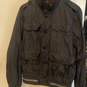 Moncler Field jacket  - Tjena, säljer denna grymt snygga moncler Field jacket som är storlek Small! Jackan är endast använd ett fåtal gånger därför är priset dunder! Inga flaws och tyvärr inget og!