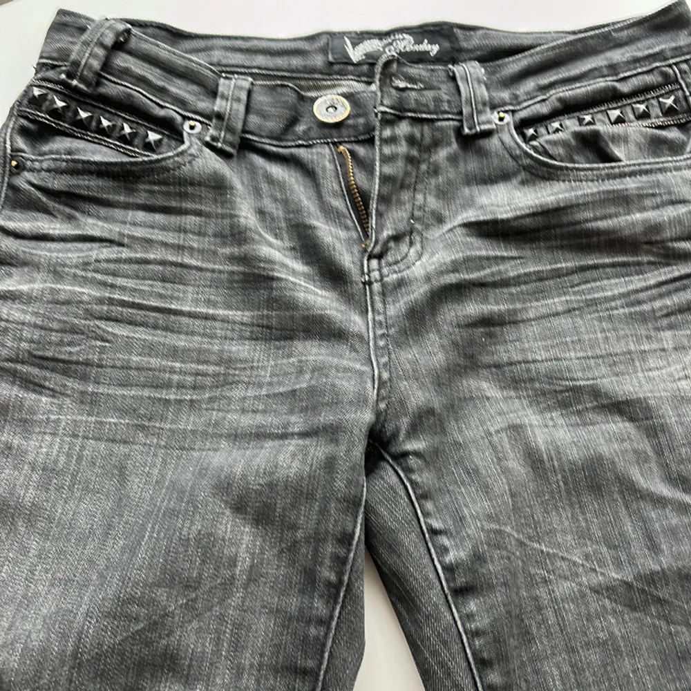 jätte fina grå jeans I storlek 38 men skulle säga att de passar 36. Inga defekter 💕  Midja 38 o innerbenslängd 77 🫶🏻. Jeans & Byxor.