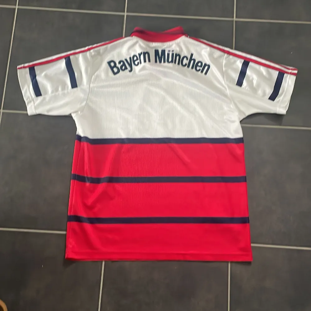 Säljer mitt Bayern München ställ från år 98-99! Den är storlek S-M. Skicket är 7/10 då man kan se användning.  Hör av dig vid frågor!🔥. T-shirts.