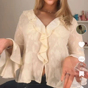 Zara blus - Helt ny blus med lapp kvar från Zara.  Jättefin men köpte en för mycket. Skriv för fler bilder🩷