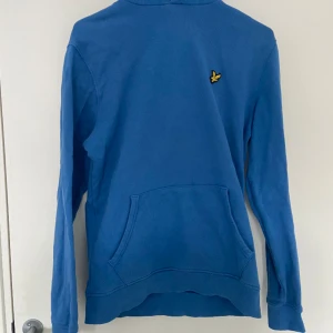 Lyle & Scott hoodie - Tjenare, säljer en schyst blå hoodie från Lyle & Scott. Knappt använd då jag växte ur den snabbt. Kostar 949 kr ny från Boozt. Hör av vid funderingar eller prisförslag (priset är inte ristat i sten)👍