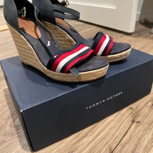 Tommy Hilfiger - Fina somriga kilklackar, sparsamt använda. Köpta för 949kr. Orginalkartong medföljer.