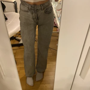 Jeans - Fina jeans från bikbok säljer för att jag har inte haft så mycket användning av dom 