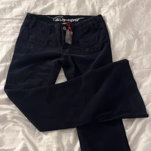 Svarta bootcut manchesterbyxor - Så snygga lågmidjade manchesterbyxor från edc by esprit. Köpta här på plick men var tyvärr för små på mig som vanligtvis är en strl 28/29 i midjan.  Innerbenslängd: 79, midjemått:39. Något smala i låren 🫶🏻