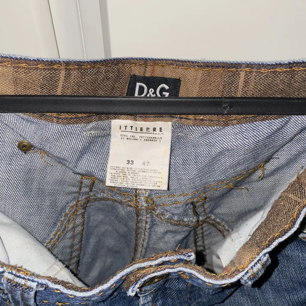 Vintage D&G jeans köpta på sellpy dom är raka och lite lågmidjade . Jeans & Byxor.