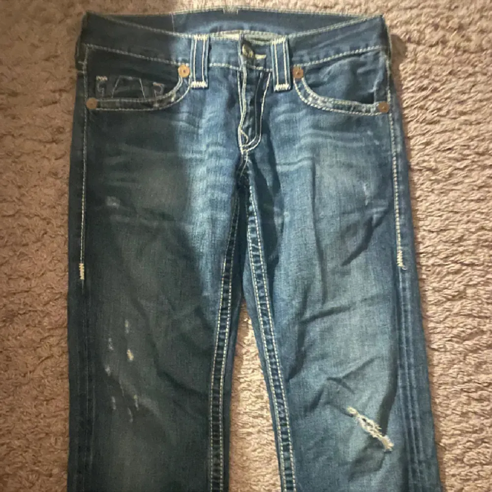 Säljer mina True Religion Jeans då de inte kommer till användning längre då jag bytt stil💘pris är diskuterbart🙌🏻. Jeans & Byxor.