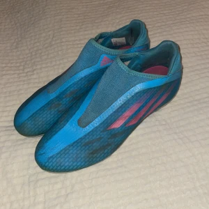 Fotbollsskor - Säljer ett par speedflow. Köpes i stadium för runt 1400kr. De har fortfarande mycket att ge och har endast varit med om en halv säsong. Inga defekter någon stans. Priset går även att diskuteras och byten går bra. Jag har 44 i nuvarande storlek 