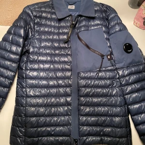 CP.company vårjacka - Säljer min CP.company jacka då jag köpt ny.  Jackan är i gott skick (7/10, lite smutsig i kragen samt ett litet litet hål vid dragkedjan)  Nypris 2900kr  Mitt pris: 999