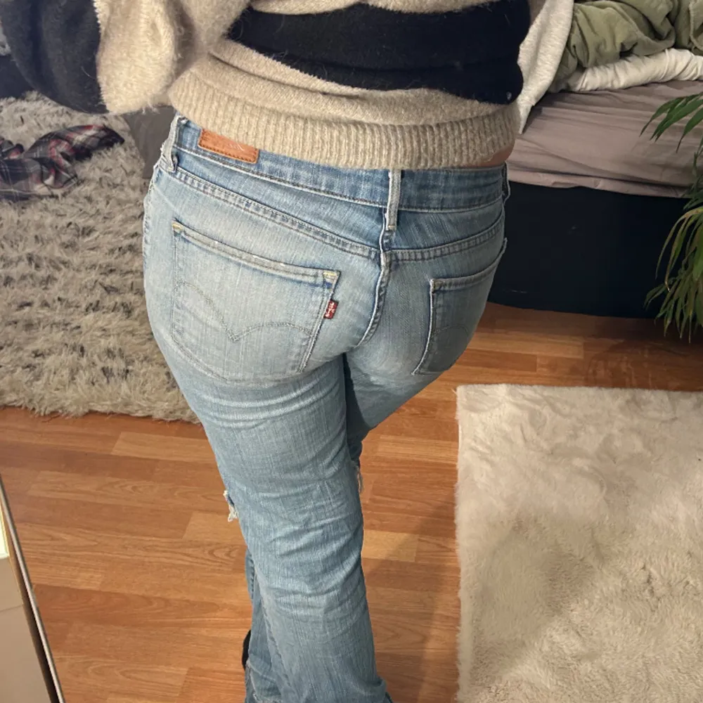 Säljer mina lågmidjade håliga jeans för jag inte använder de så ofta då jag tröttnat på dom jag har ganska långa ben o dom är perfekta i längden. . Jeans & Byxor.