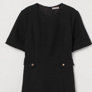 Klänning i bouclé - Använd 2 gånger, så i fint skick! Köpt för 500kr 💘