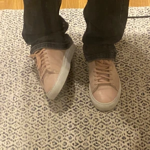 Arigato skor - Så snygga arigato skor i storlek 36, stora i storleken så bra för någon som har 37. Jag får på dom som har 38-39  men är tyvärr för små. Bra skick, har dock bytt ut sulan mot en annan och tror ej jag har kvar original. Nypris ligger runt 2000.