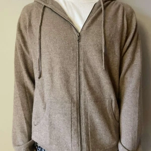 Kashmir Hoodie - Säljer denna asfeta Kashmir Hoodie från Davida kashmir! Skicket är perfekt 10/10, nypris ligger på 2700kr, mitt pris 1449. Modellen bär storlek S och är runt 183 cm lång. Skriv om ni har några frågor!