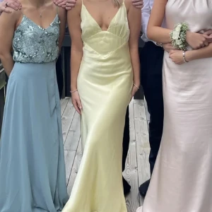 Balklänning - Ljusgul balklänning, bilderna är från hon jag köpte tidigare av på plick då jag inte använde den själv. Har sytt den hos skräddare så passar en som har stl 34 ca och är 166-165cm