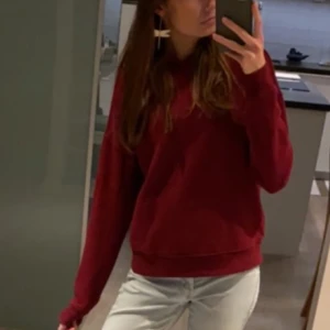 Vinröd hoodie  - Så snygg vinröd hoodie som inte kommer till användning!❤️ skriv gärna om ni har frågor eller funderingar🫶 använd gärna köp nu