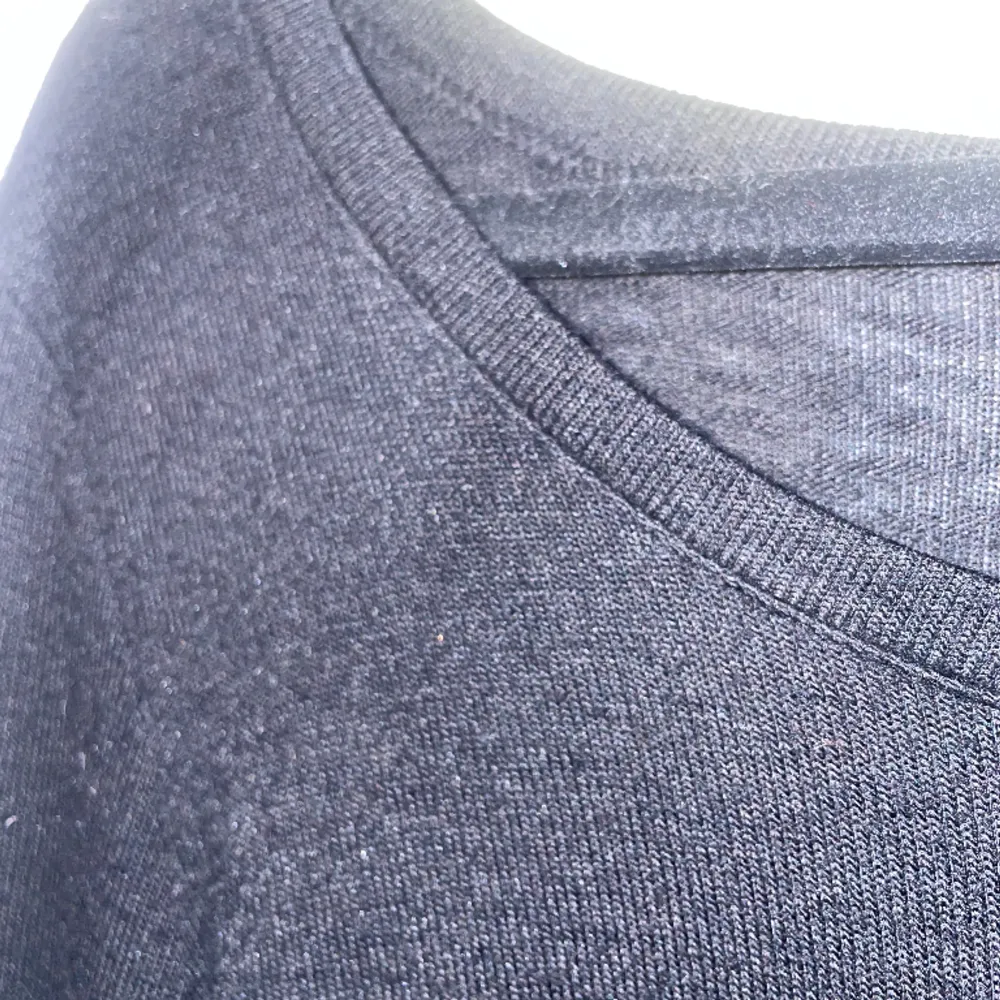 Jätte söt svart långärmad tunnare stickad tröja med vida ärmar. Super fin och passar året om!!! Den är i storlek S men passar lika bra M/38💕💕💕Säljer för 200 men lägg gärna prisförslag och bara att fårga om ni undrar något!!! . Tröjor & Koftor.