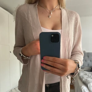 Kofta - Tunn kofta med glitterstenar på axlarna🩷