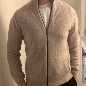 Half zip - En supersnygg full zip stickad tröja ifrån Massimo Dutti som passar perfekt nu till våren! 