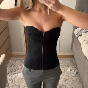 Svart korsett - Svart korsett ifrån asos. Supersnygg festtopp!!💕