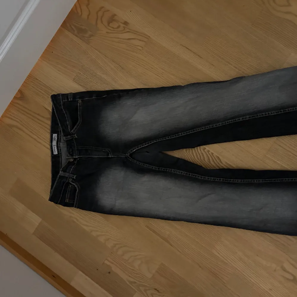 black and grey lowwaist jeans. Jeans & Byxor.