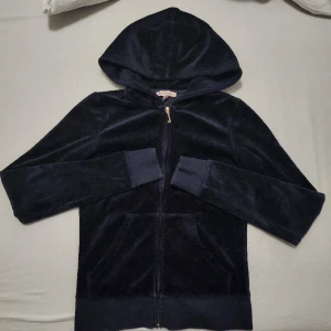 Juicy Couture - Rare Vintage Juicy Couture huvtröja. Färg: Mörk marinblå/nästan svart. Står "Juicy Couture LOVES Hong Kong" på ryggen. Passar även S.