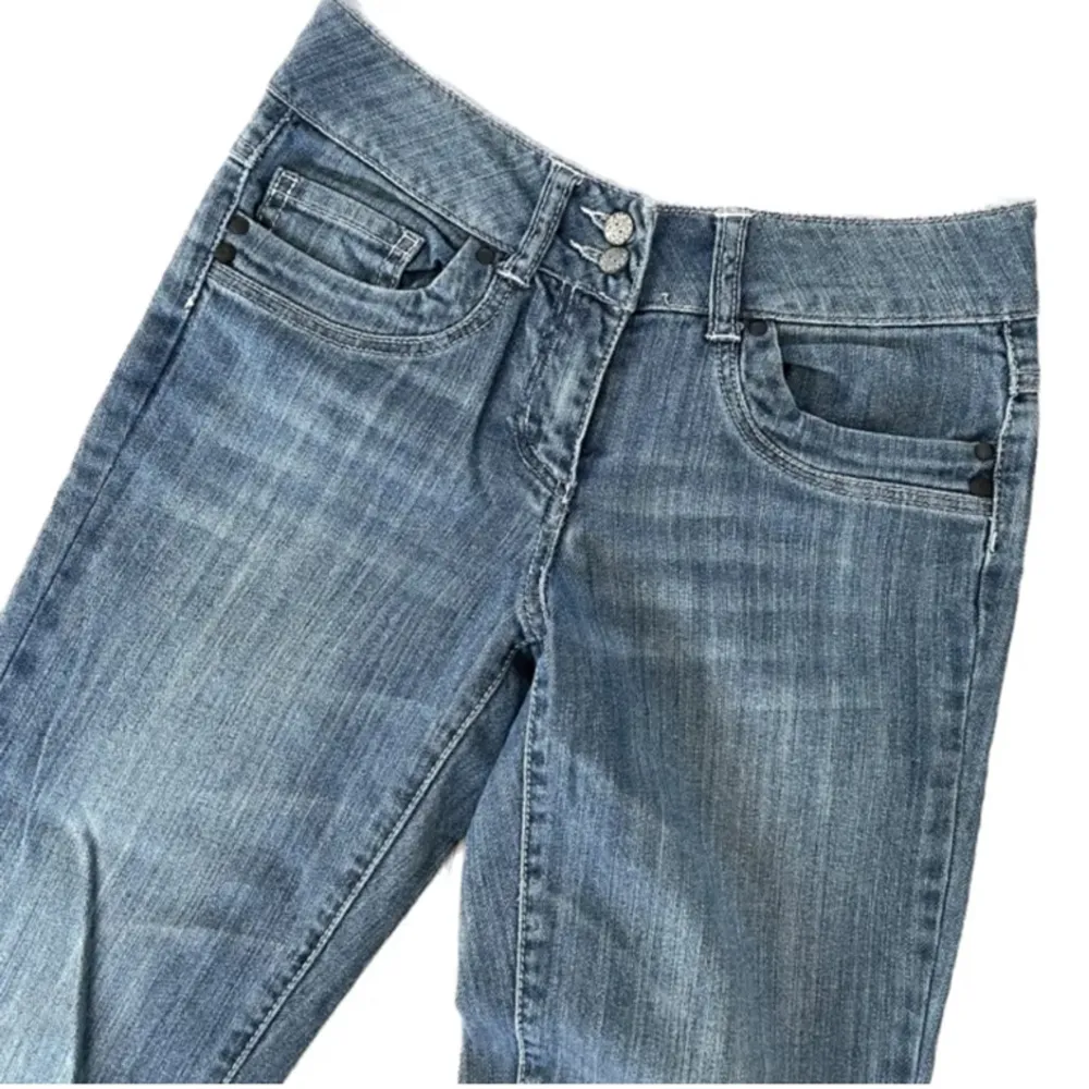 Från Camaieu, jätte söta lågmidjade bootcut jeans men tyvärr för små. Använder bilderna från samma plickare som jag köpt från💞Byxan har ett midjemått på 34x2 och innerbenslängd på 73cm. Hör av er för fler bilder eller frågor💞. Jeans & Byxor.