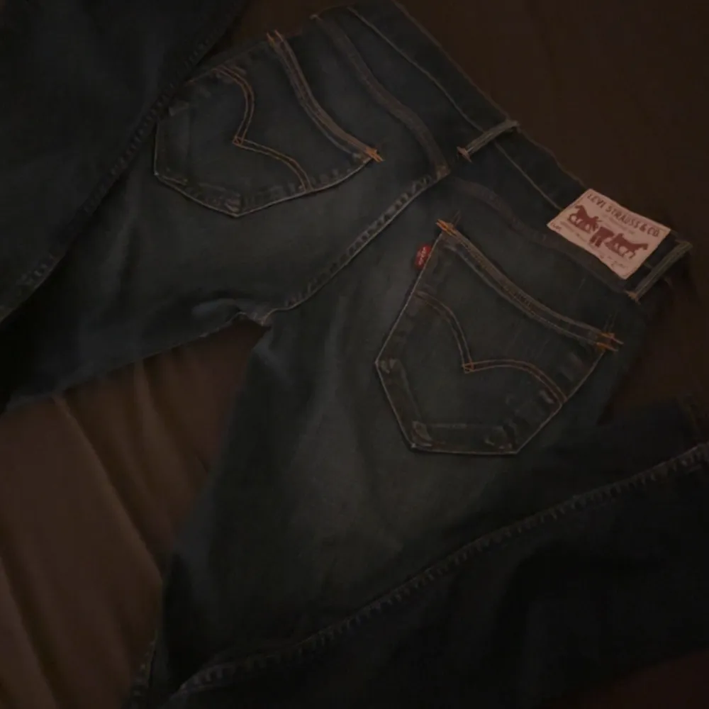 Jätte fina lågmidjade levis jeans som är köpta på second hand, de är i bra skick och inget slitage 💗. Jeans & Byxor.
