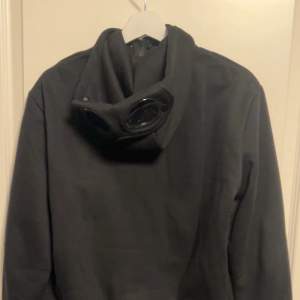 Säljer en snygg zip hoodie från CP Company