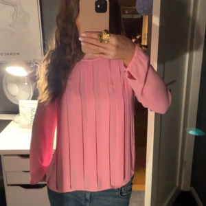 Rosa blus  - Super söt ljusrosa Stockholm LM blus. Aldrig använd och har inga defekter alls. I storlek 34 och har små söta detaljer i ärmarna. Skriv vid frågor!💕