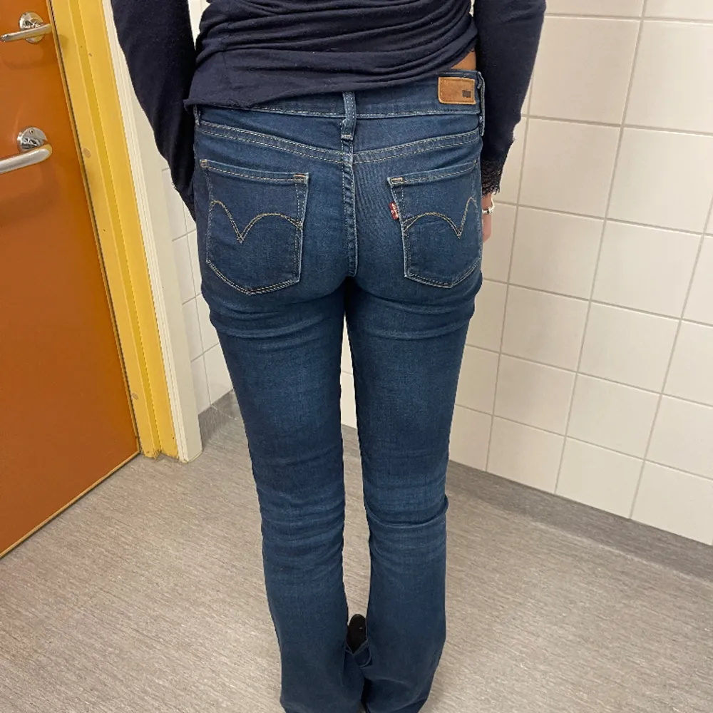 Säljer mina Levis bootcat low waist jeans då de är lite för små för mig, det är min kompis på bilden. De är i superbra skick då de inte andvänts ofta alls❤️. Jeans & Byxor.