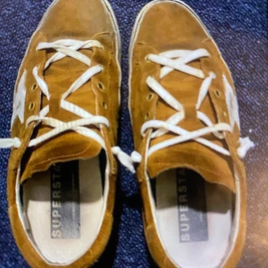 Golden goose - Säljer nu dessa feta skor då dom blivit för små och tänkte köpa nya skor det är storlek 41 men nassar även 42 kan även tänka mig att byta och kan gå ner i pris vid snabb affär mvh Douglas.