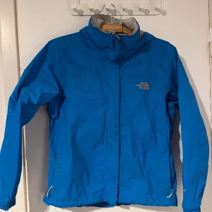 The North Face Vindjacka  - Blå North Face vind/regn- jacka Inte använt då jag köpte och den var för liten. Storlek S men passar XS