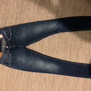 Dondup jeans  Färg: Blå Modell: George  Storlek 29 Slim fit Grishjeans 