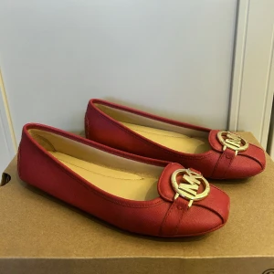 Michael Kors Ballerina - Helt nya ballerinaskor i rött. Otroligt bekväma (har köpt flera färger). Nypris 1500 kr