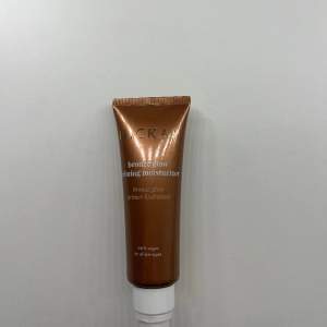 Säljer hickaps bronze hlow priming moisturizer, helt oanvänd