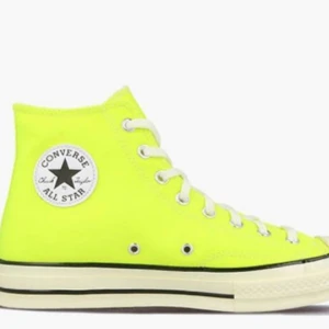 Converse - Knappt använda neongula converse ny pris ca 800,de kommer inte till användning så derför säljer jag dom,bra skick med små tecken av användning 💛