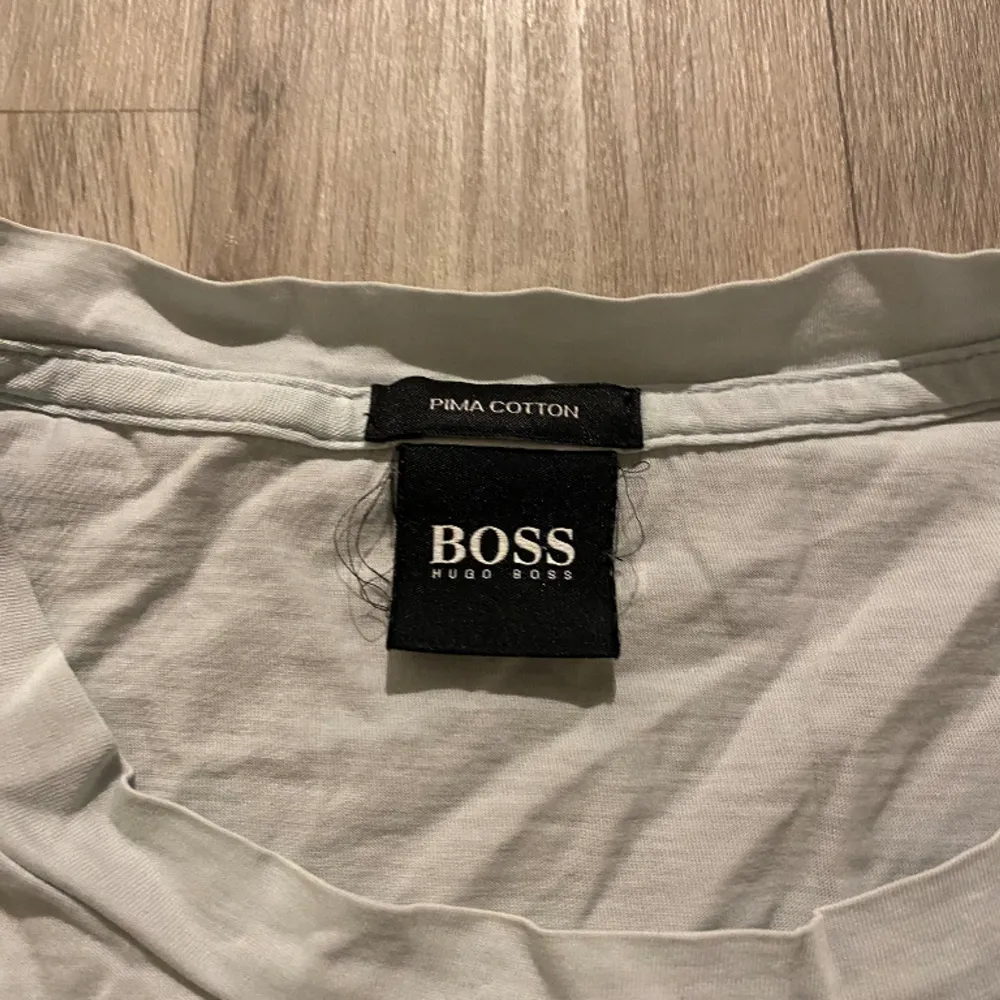 Hugo boss T-shirt med tryck, jätte fint skick inga tecken på användning strlk S, start pris 250kr men kom gärna med prisförslag *köparen står för frakten*. T-shirts.