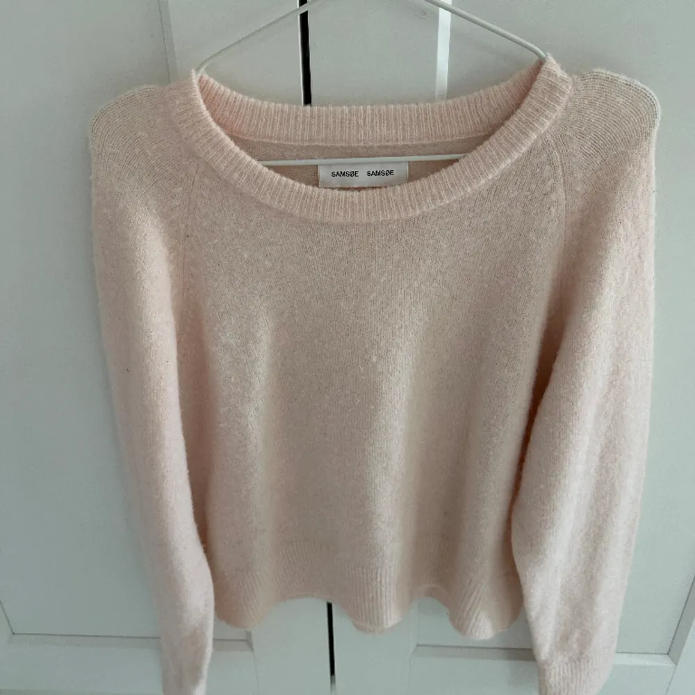 Säljer denna super populära tröjan ifrån ifrån samsoe samsoe i en prefekt ljusrosa färg. Nästan oandvänd💕💕. Tröjor & Koftor.