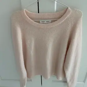 Säljer denna super populära tröjan ifrån ifrån samsoe samsoe i en prefekt ljusrosa färg. Nästan oandvänd💕💕