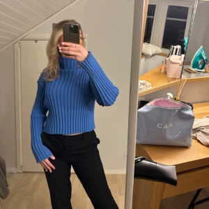 Stickad tröja  - En helt ny tröja från Carin Wester i en jättefin färg. Strl S