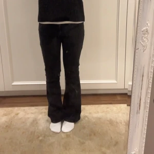 Jeans  - Säljer dessa jätte snygga svarta jeansen!!! Säljer då jag har för många par❤️💕