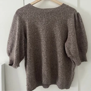 Trekvartsärm  - Beige/brun stickad T-shirt från Vero Moda i storlek M
