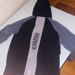 Hoodrich windbreaker - Använd fåtal gånger, bra skick. Storlek s men passar M