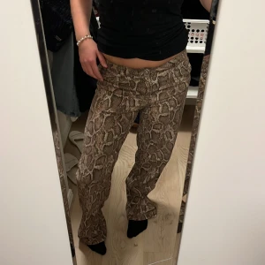 ormbyxor  - Jeans med ormmönster från H&M. Nyskick! Pris kan diskuteras! 💕