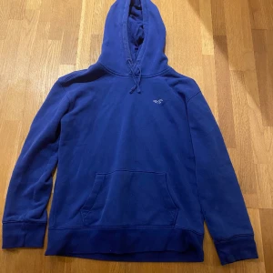 HOLLISTER Hoodie - Säljer min gammla hollister hoodien då den inte kommer till användning längre. Skick 9/10. Skriv gärna vid frågor